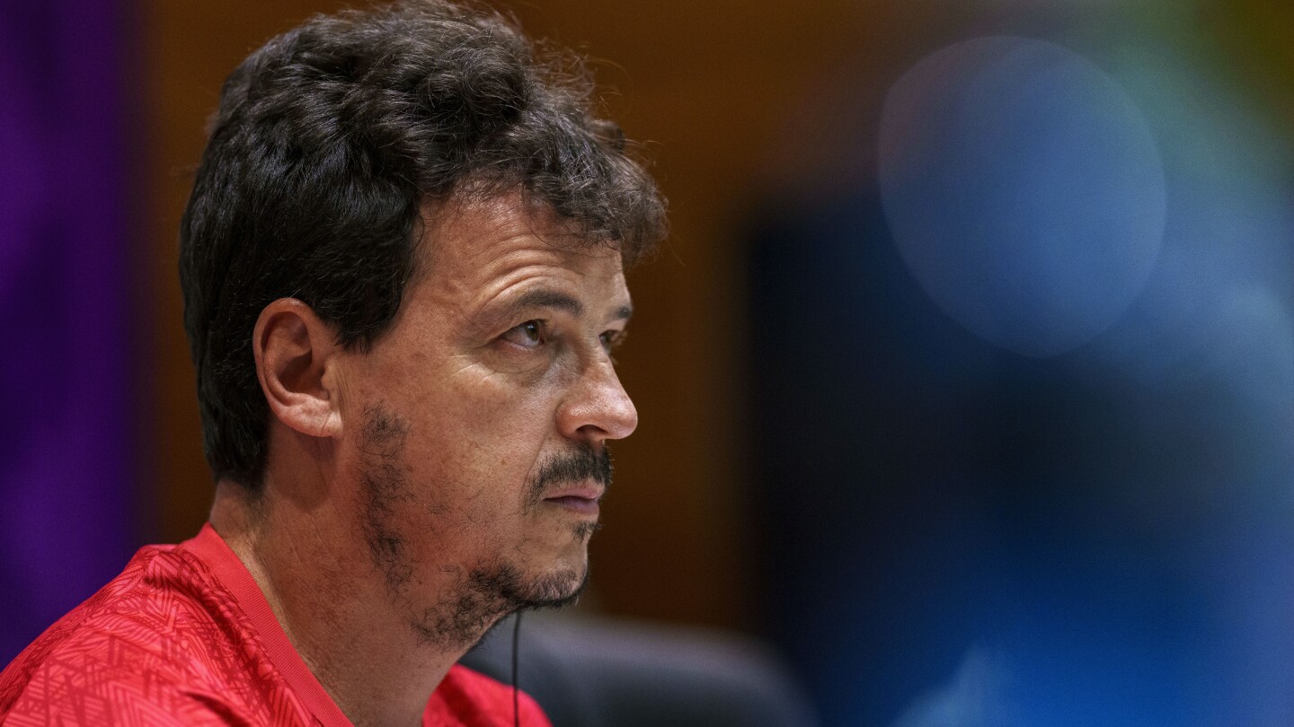 L'entraîneur brésilien Diniz a été licencié, selon une source de l'AP.  Dorival Júnior de Sao Paulo pourrait le remplacer