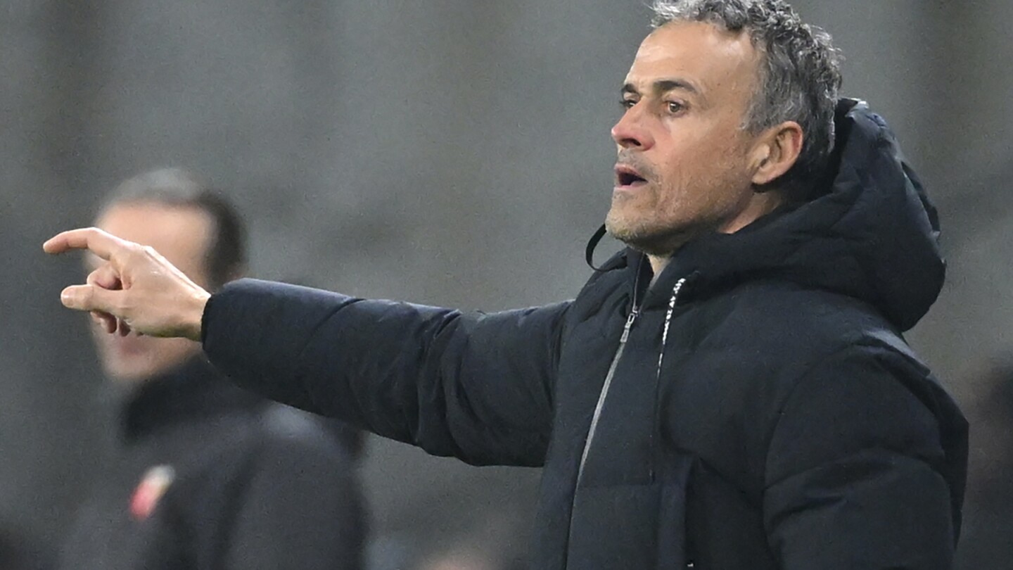 L'entraîneur du PSG Enrique s'inquiète de l'état du terrain à Orléans avant le match de Coupe de France