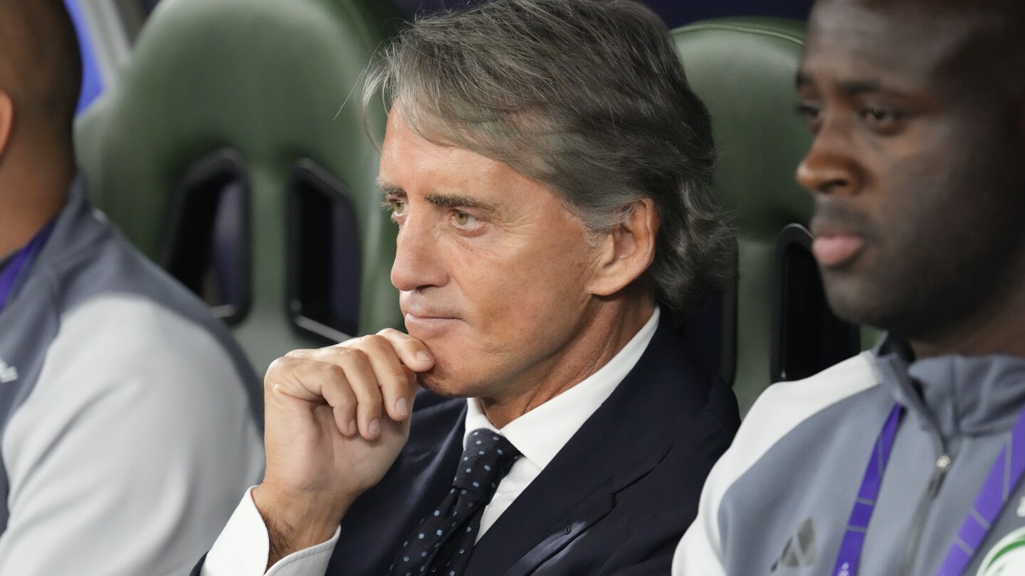 L'entraîneur saoudien Roberto Mancini s'en va avant la fin des tirs au but de la Coupe d'Asie.