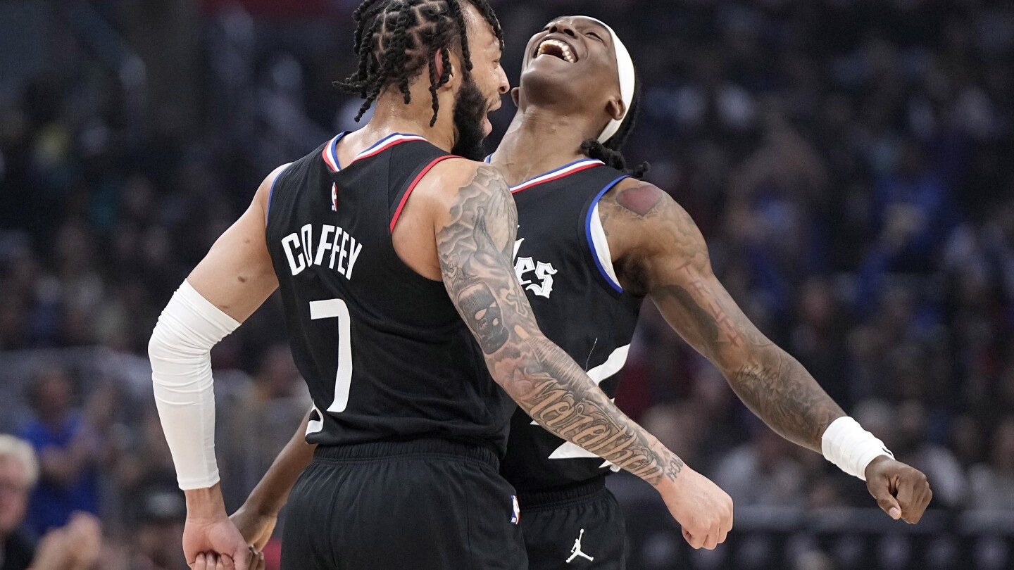 Leonard et George marquent 29 chacun alors que les Clippers se rassemblent au quatrième quart pour vaincre les Raptors 126-120