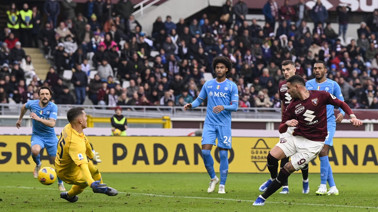 Naples dit que le travail de Mazzarri n'est pas menacé après l'horreur de la défaite 3-0 à Turin.  La Juventus et Milan gagnent