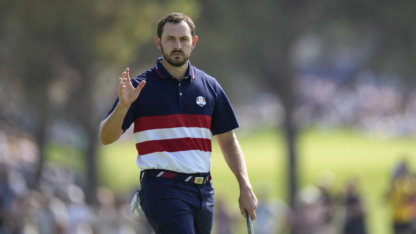 Pat et le chapeau.  Cantlay utilise un chapeau pour attirer l'attention sur le partenariat avec les premiers intervenants