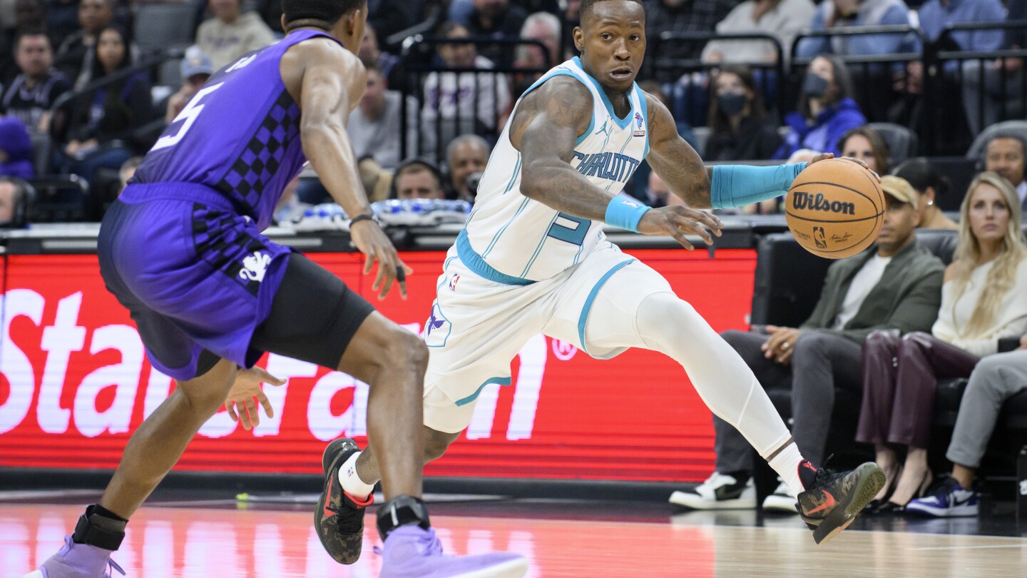 Rozier marque 34 points en retour de maladie, les Hornets battent les Kings 111-104 pour mettre fin à un dérapage de 11 matchs