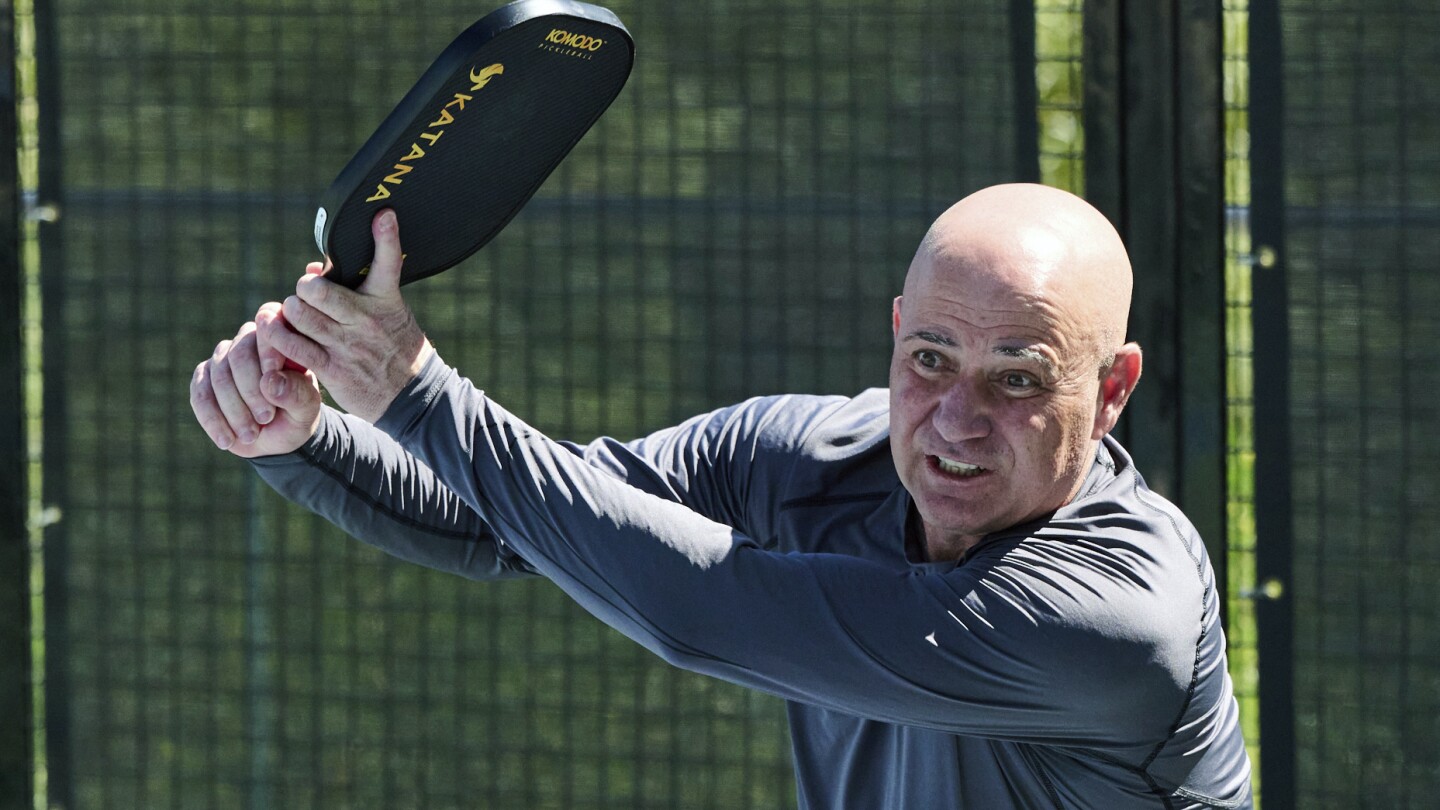 Andre Agassi, joueur de tennis du Temple de la renommée, découvre une nouvelle passion avec le pickleball