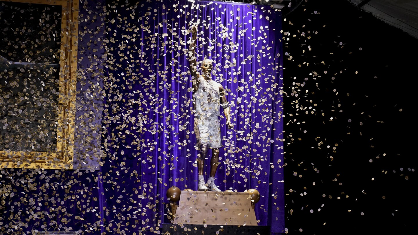 La statue de Kobe Bryant dévoilée devant la Crypto.com Arena