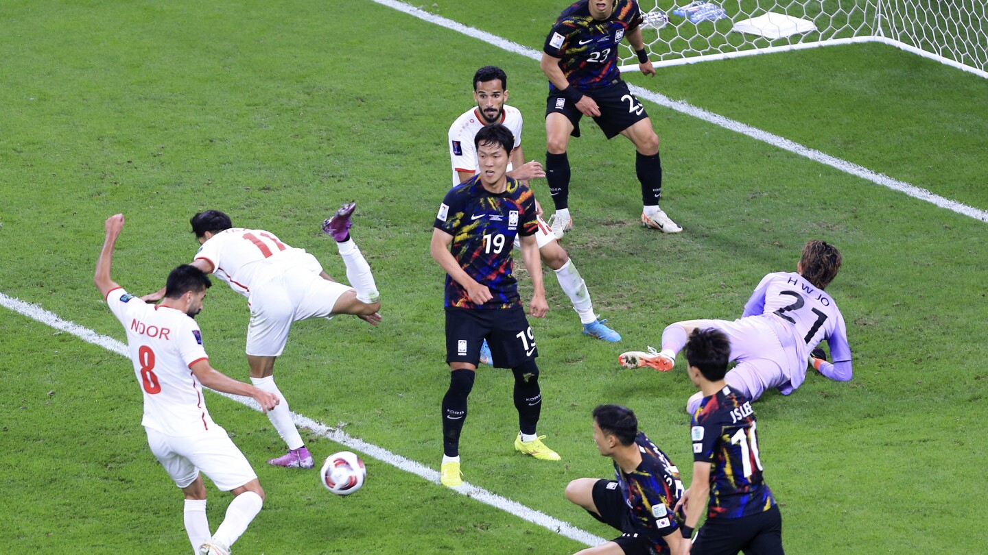 Le gardien sud-coréen fait un arrêt du visage en demi-finale de la Coupe d'Asie
