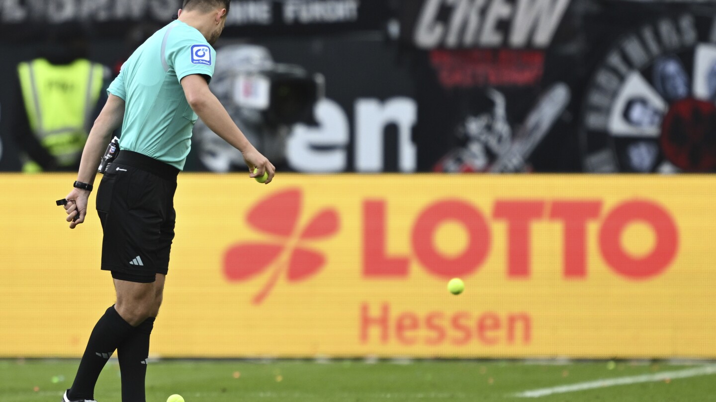 Les supporters de Francfort poursuivent leurs manifestations en Bundesliga contre les investisseurs extérieurs, le match est brièvement interrompu