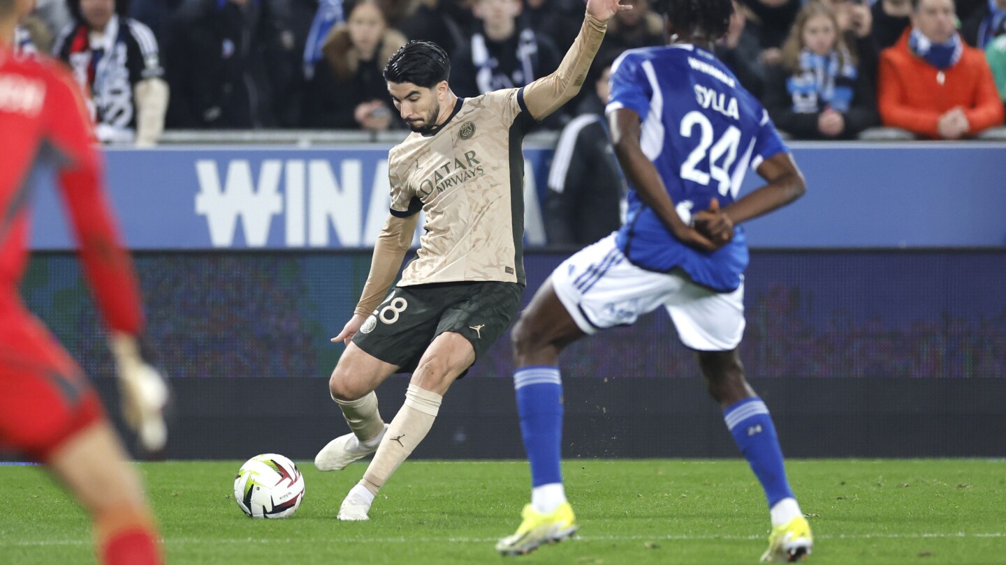 Mbappé rate le penalty puis marque alors que le PSG bat Strasbourg