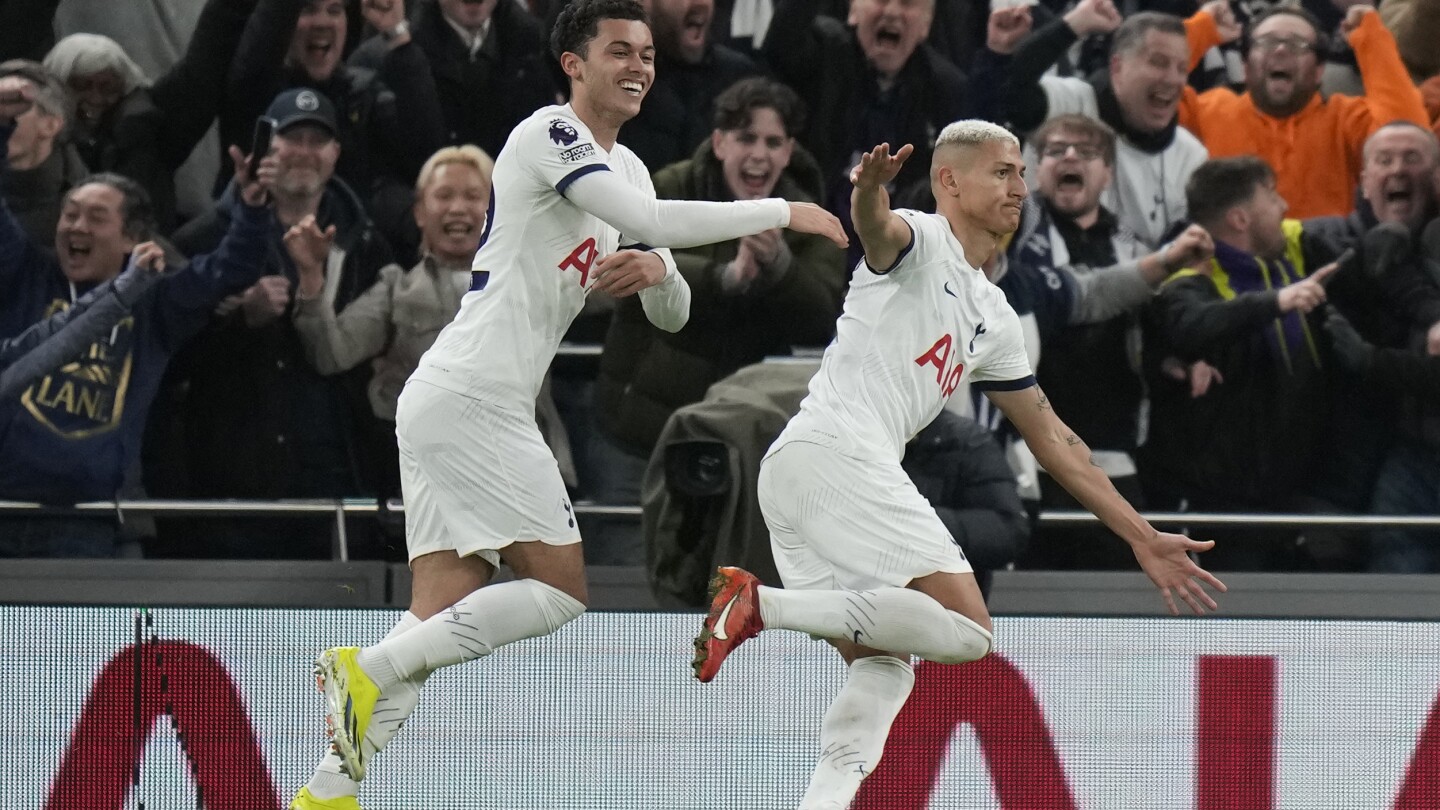 Tottenham frappe dans le mille avec 3 buts en 8 minutes pour battre Brentford 3-2.  Maddison et Maupay en querelle