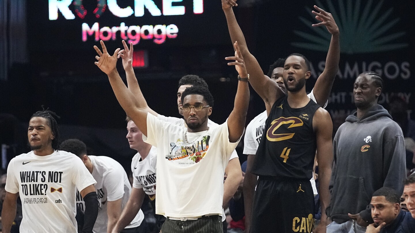 Le gardien All-Star des Cavaliers, Donovan Mitchell, manquera plus de temps en raison d'une blessure au genou après un traitement