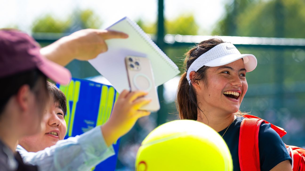 Ajouter des sourires de Raducanu en Chine mais élève la tige: il touche Pegula