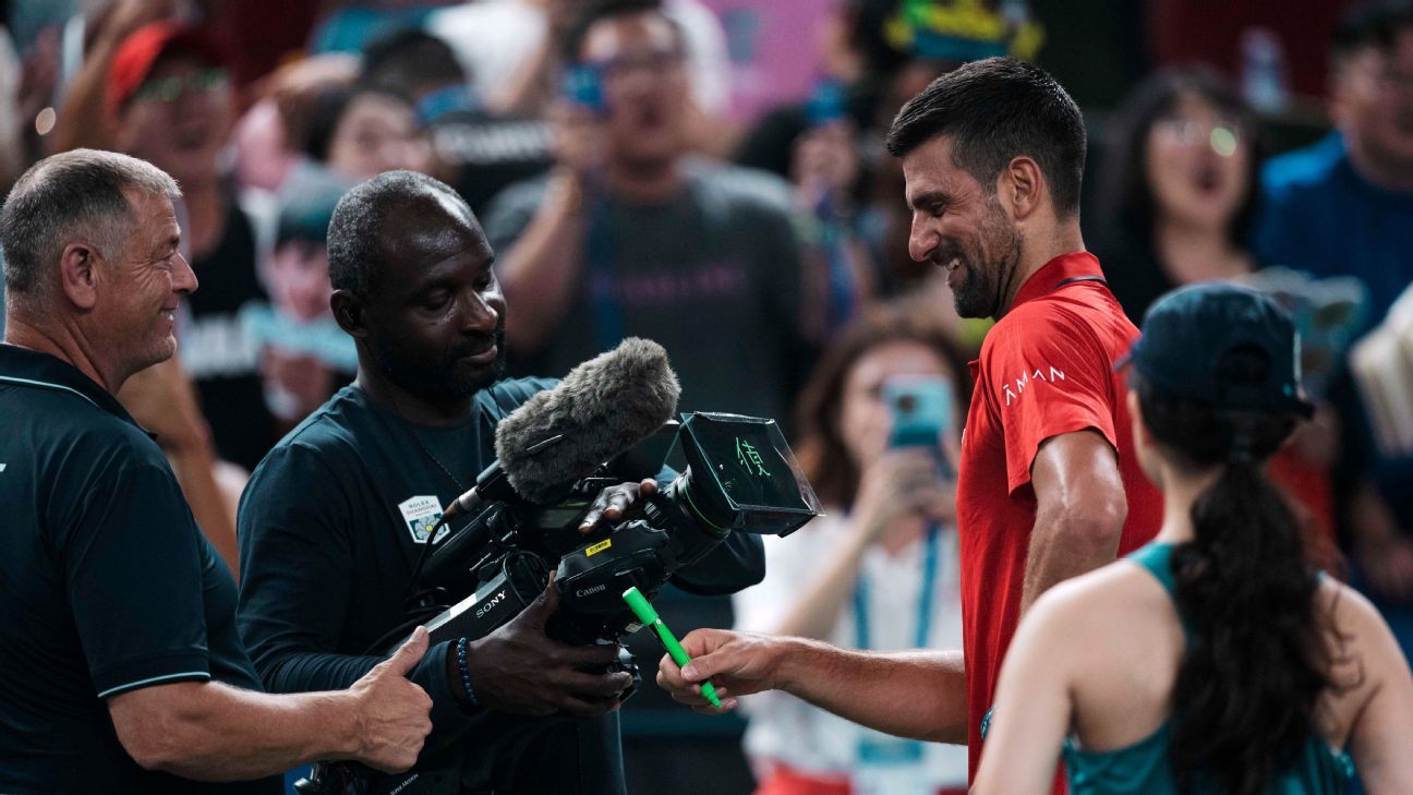 Au milieu de la société de caméras, Djokovic a montré qu'il n'y a pas de langue qui résiste