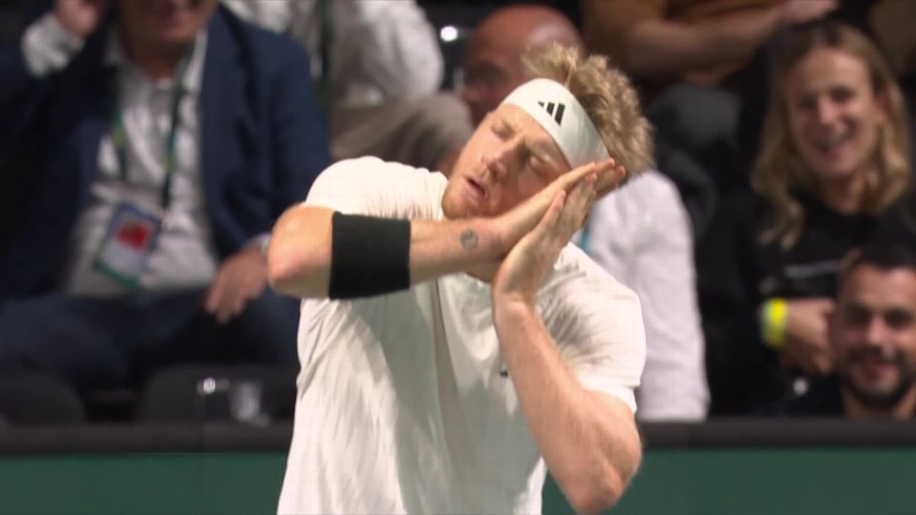 La célébration épique mais controversée d'un joueur de tennis contre le public au milieu des huées à Paris