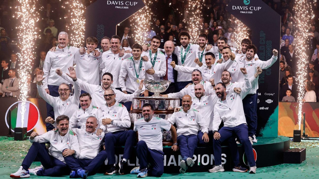 Célébration insolite en Italie pour la Coupe Davis : le saladier s'est brisé et a déclenché les rires des joueurs de tennis