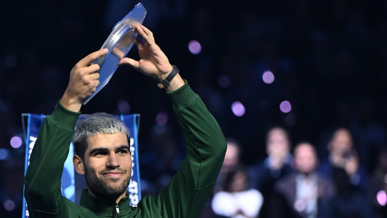 "Visez le trophée !" : le bonheur de Carlos Alcaraz après la victoire de l'Espagne en Coupe Davis 2025