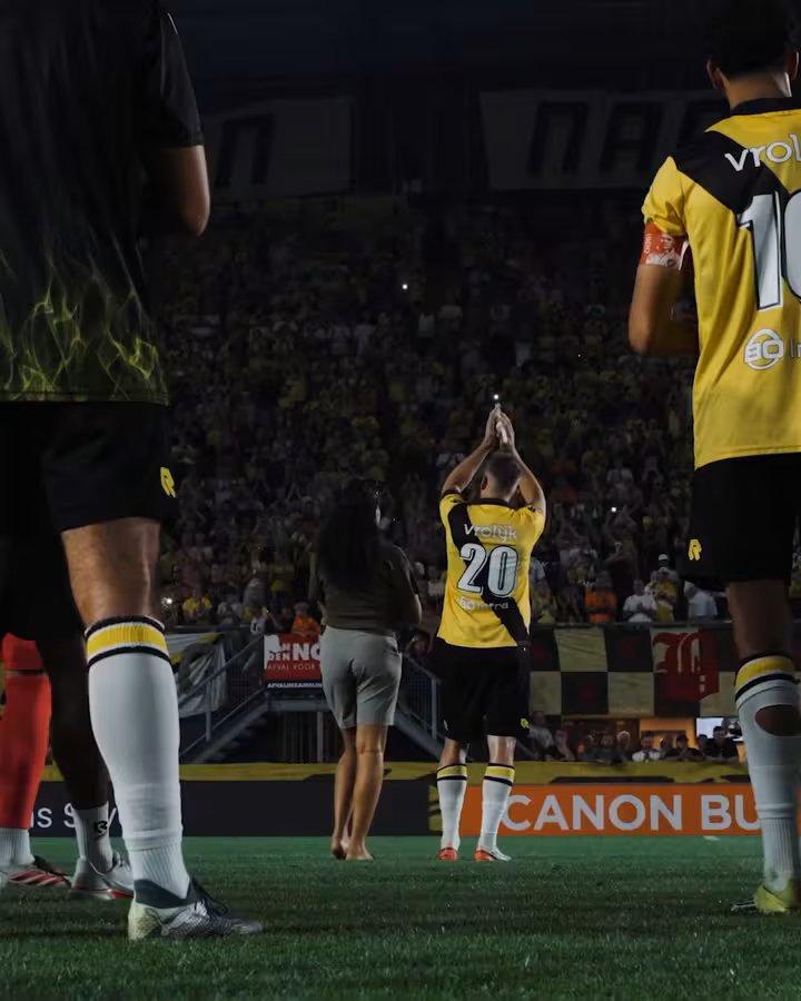 L'hommage émouvant du public du NAC Breda à Mats Seuntjens