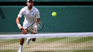 Novak Djokovic bat Roman Safiullin et atteint les quarts de finale de Wimbledon pour la 17e fois