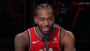 Kawhi Leonard prolonge son contrat avec les Raptors après son échange