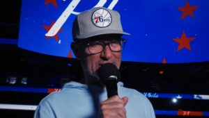 Le speaker des Sixers rempile pour une saison après sa retraite