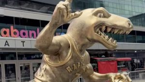 Raptors de Toronto : Kyle Lowry a reçu une statue en forme de dinosaure
