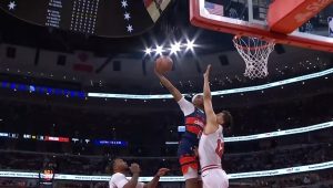 Dunk spectaculaire de Bilal Coulibaly contre les Bulls de Chicago | Vidéo